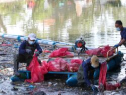 Upaya Tekan Sampah ke Laut, Tim MOZAiK Ecoton Angkut 907 Kg Limbah dari Kali Tebu