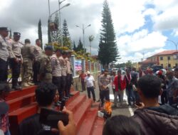 Ribuan Massa Gelar Aksi di Ruteng: Buruh Disebut Diperas, Warga Paralando Krisis Air Bersih