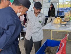 Tim Mahakarya Unhas Latih Warga Takalar Budidaya Maggot untuk Kelola Sampah Organik